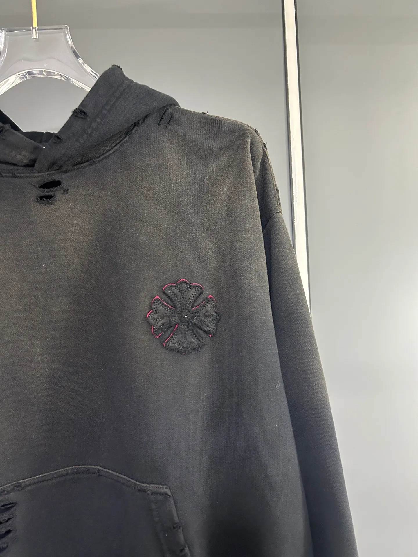 P310 𝗖𝗵𝗿𝗼𝗺𝗲 𝗛𝗲𝗮𝗿𝘁𝘀/Cro Heart 2025 Cross Patch Embroidery Summer New Original Single Counter American Acid Washed Distressed Laser Burnt Patch Embroidery Couple Casual Hooded Sweatshirt 👑The highest version! Customized fabric 440g tripe terry fabric! American acid-washed and distressed original fabric laser burnt ✟appliqué embroidery and exquisite embroidery of letters! The best-selling model at the counter. It is very comfortable to wear. It is low-key yet luxurious. It is very classy when worn. The large size and tailoring are needless to say. The upper body is exquisite and vivid. 👍High-end first-class materials. A truly palace-level product. The cotton from Turkey is of outstanding quality. After heavy washing, the clothes are very soft! Not picky, the upper body is absolutely stylish and extremely luxurious. Auxiliary materials: The original model has been authenticated and labeled ➕100% silk washed with water label. Genuine purchase-grade original hangtag➕matching hanging rope➕3D hanging beads➕original packaging bag. Craftsmanship: The original version has consistent wiring! The highest version of the armhole matching technique! Countless times of pattern making to 100% restore the original appearance! The correct version is the same for men and women, super eye-catching, super good-looking, and super atmospheric! Color: black, white and gray Size, XS S M L